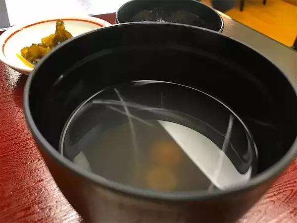 「三島由紀夫が最後の晩餐に選んだお店で絶品の親子丼を堪能しよう / 東京・新橋「末げん」のかま定食」の画像