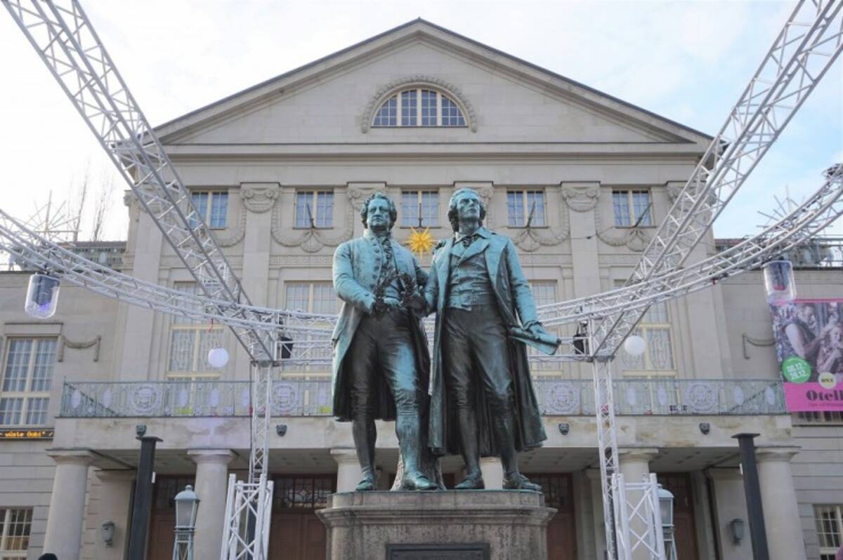 ゲーテ像前はスケートリンクに ドイツの世界遺産の町 ワイマールのクリスマスマーケット 17年12月11日 エキサイトニュース