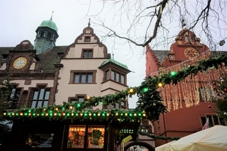 優雅な大学都市、ドイツ・フライブルクの地域色豊かなクリスマスマーケット