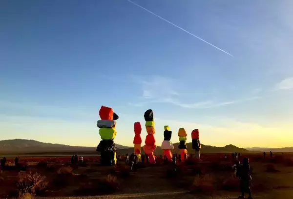 アメリカ・ネバダ州の荒野にそびえ立つ圧巻のカラフルアート「セブンマジックマウンテン」