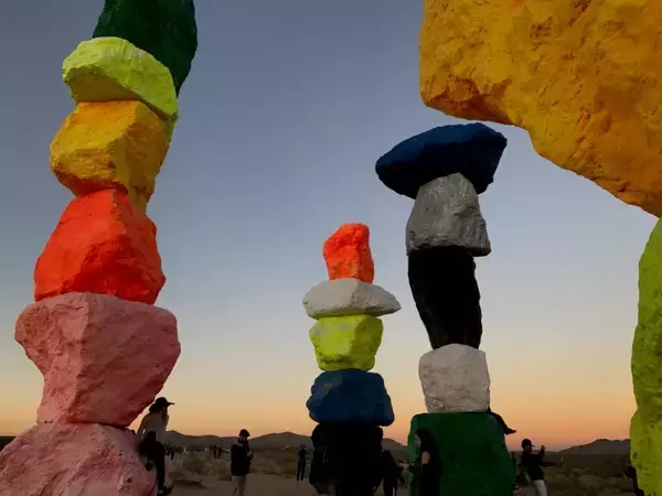 「アメリカ・ネバダ州の荒野にそびえ立つ圧巻のカラフルアート「セブンマジックマウンテン」」の画像