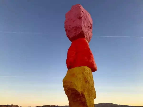 「アメリカ・ネバダ州の荒野にそびえ立つ圧巻のカラフルアート「セブンマジックマウンテン」」の画像