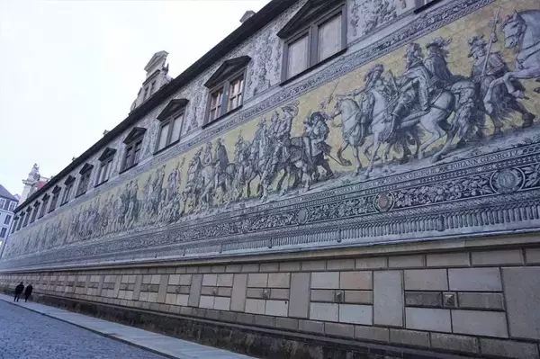 「ドイツ・マイセン磁器の巨大絵画、ドレスデンで奇跡的に戦禍を逃れた「君主の行列」に迫る」の画像
