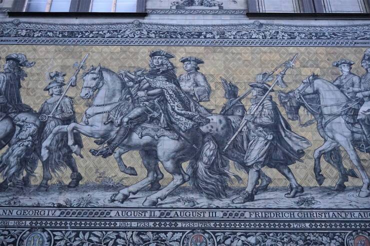 ドイツ・マイセン磁器の巨大絵画、ドレスデンで奇跡的に戦禍を逃れた「君主の行列」に迫る