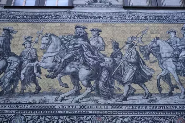「ドイツ・マイセン磁器の巨大絵画、ドレスデンで奇跡的に戦禍を逃れた「君主の行列」に迫る」の画像
