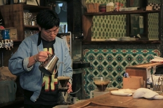 元銭湯がアートなカフェに！？ノスタルジックなマジョリカタイルに囲まれた京都の銭湯カフェ「さらさ西陣」