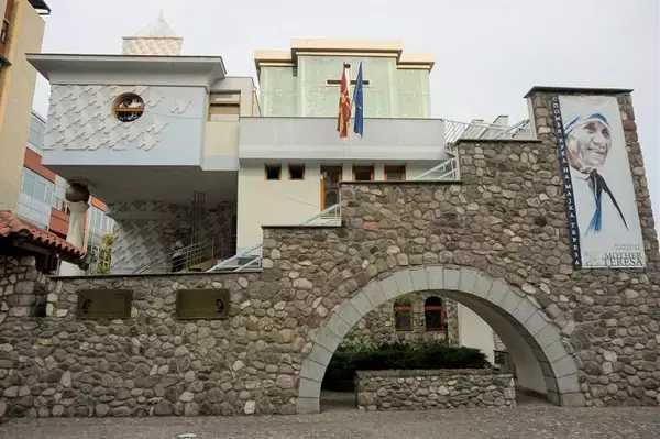 「実はマザー・テレサの出身地、マケドニア・スコピエの「マザー・テレサ記念館」に行ってみた」の画像