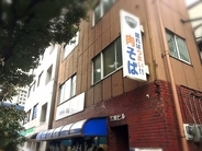 東京が世界に誇る最高の立ち食い蕎麦！ド迫力の超極厚な豚の角煮を堪能できる立ち食いそば店「豊しま 飯田橋店 」