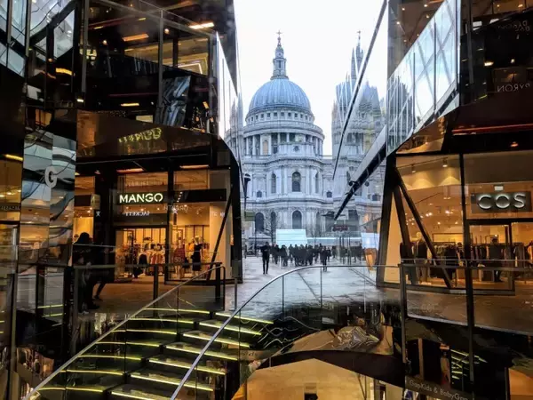 「意外な景色が望めるロンドンの穴場的ショッピングモール「ワン・ニュー・チェンジ（One New Change）」」の画像