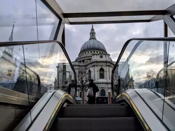 「意外な景色が望めるロンドンの穴場的ショッピングモール「ワン・ニュー・チェンジ（One New Change）」」の画像