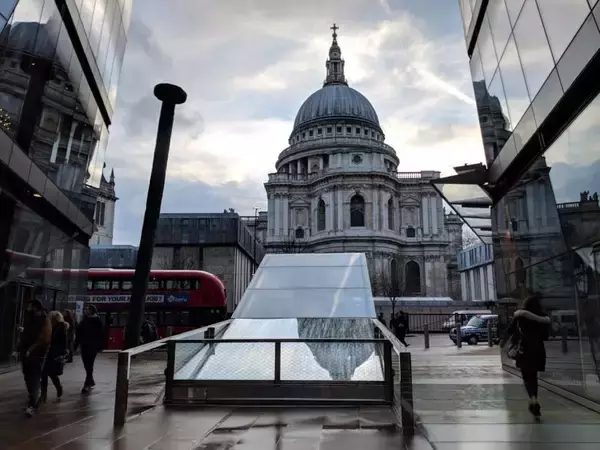 「意外な景色が望めるロンドンの穴場的ショッピングモール「ワン・ニュー・チェンジ（One New Change）」」の画像