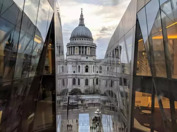 「意外な景色が望めるロンドンの穴場的ショッピングモール「ワン・ニュー・チェンジ（One New Change）」」の画像