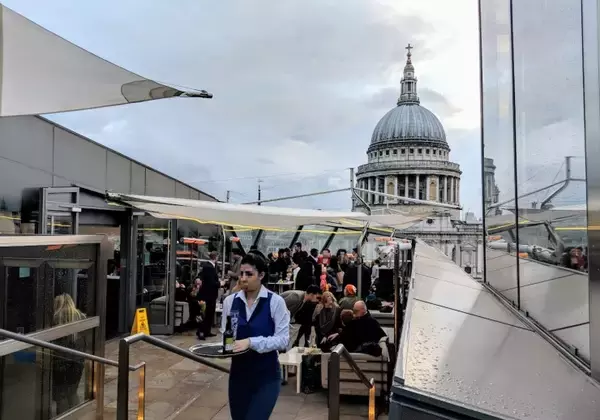 「意外な景色が望めるロンドンの穴場的ショッピングモール「ワン・ニュー・チェンジ（One New Change）」」の画像