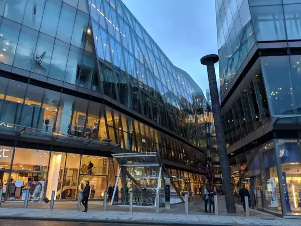 「意外な景色が望めるロンドンの穴場的ショッピングモール「ワン・ニュー・チェンジ（One New Change）」」の画像