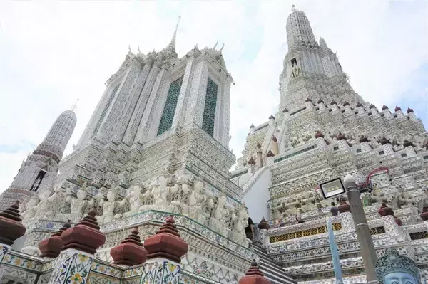 「タイ・バンコクの三大寺院の1つ！白く生まれ変わったフォトジェニックなワット・アルン」の画像