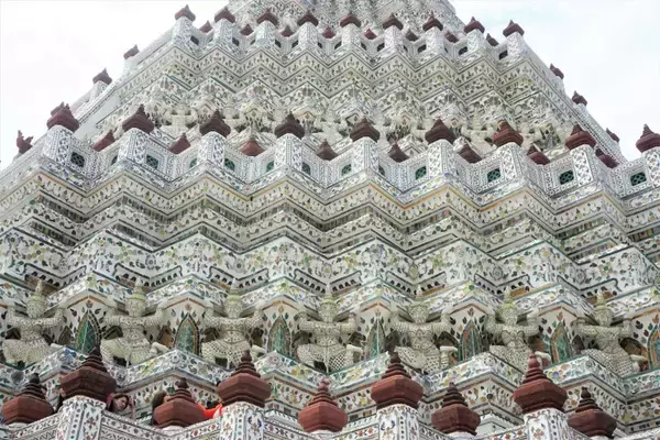 「タイ・バンコクの三大寺院の1つ！白く生まれ変わったフォトジェニックなワット・アルン」の画像