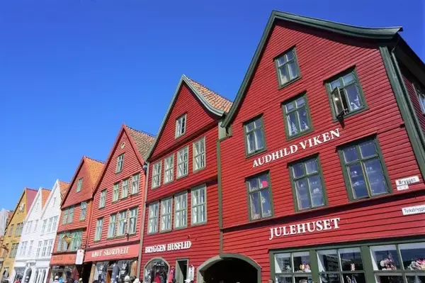 「カラフルな木造倉庫群が可愛い、ノルウェーの世界遺産ブリッゲンを散策」の画像
