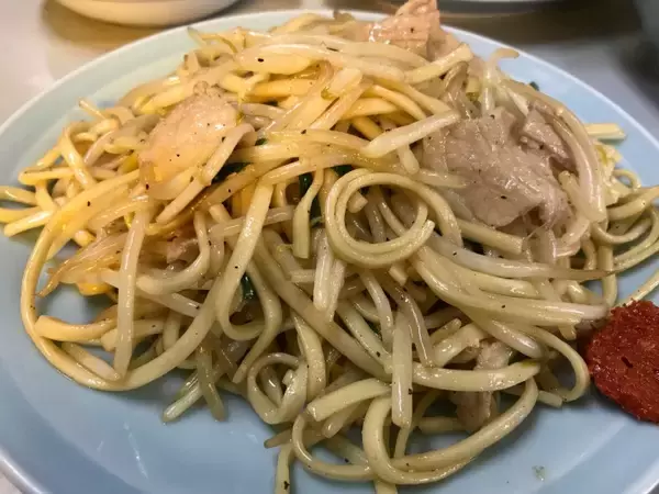 「赤坂の住宅街で味わう1度で3回楽しめる絶品の焼きそば /  東京都港区赤坂の「珉珉（みんみん）」」の画像