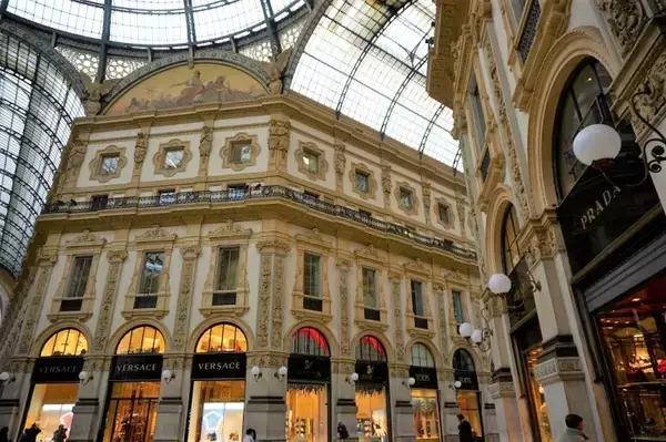 「幸せになる雄牛の伝説も、イタリア・ミラノの「ガッレリア」は芸術的ショッピング街」の画像