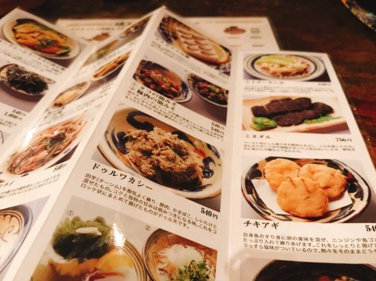 沖縄・那覇が誇る最高の居酒屋「うりずん」で味わう絶品の沖縄料理と本物の古酒（クースー）