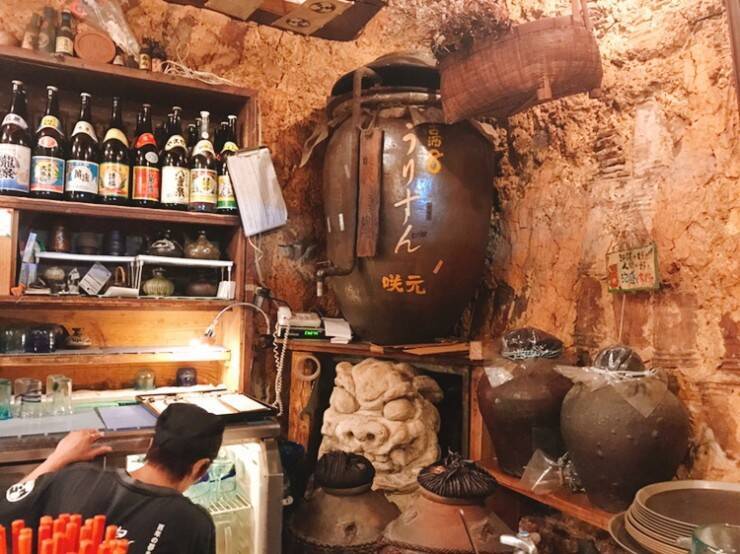 沖縄・那覇が誇る最高の居酒屋「うりずん」で味わう絶品の沖縄料理と本物の古酒（クースー）