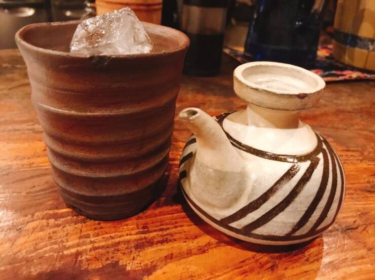 沖縄・那覇が誇る最高の居酒屋「うりずん」で味わう絶品の沖縄料理と本物の古酒（クースー）