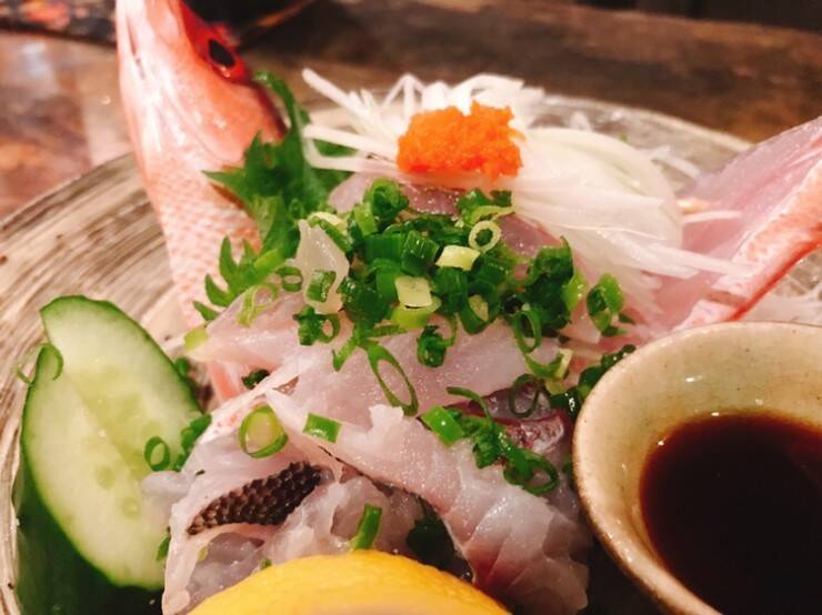 沖縄・那覇が誇る最高の居酒屋「うりずん」で味わう絶品の沖縄料理と本物の古酒（クースー）