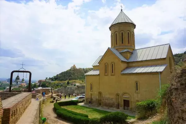 「なつかしい風景が心を打つ、ジョージアの首都トビリシを一望する「ナリカラ要塞」」の画像