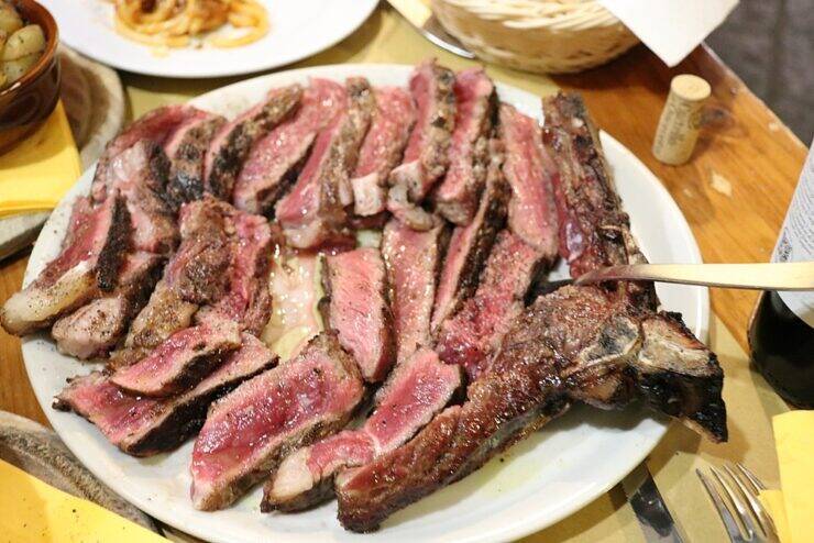 【イタリアグルメ】迫力のフィレンツェ風ステーキ「ビステッカ・アッラ・フィオレンティーナ」とは？ / イタリア・フィレンツェのトスカーナ料理店「La Fettunta」