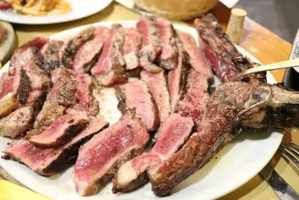 「【イタリアグルメ】迫力のフィレンツェ風ステーキ「ビステッカ・アッラ・フィオレンティーナ」とは？ / イタリア・フィレンツェのトスカーナ料理店「La Fettunta」」の画像