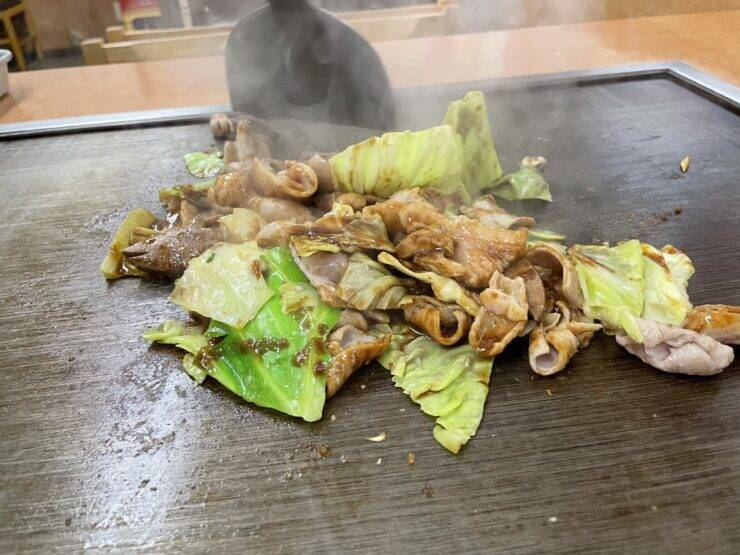 目の前の鉄板で豪快に焼き上げる「とん焼き」とは？ / 愛知県名古屋市中村区の「スタミナとん」