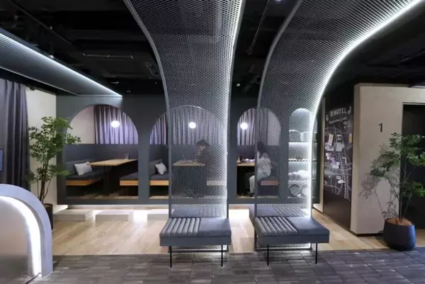 【名古屋】鉄道の世界観をまとうホテル「R Hotel Nagoya Station」が開業｜夜行列車のコンパートメントのような個室空間