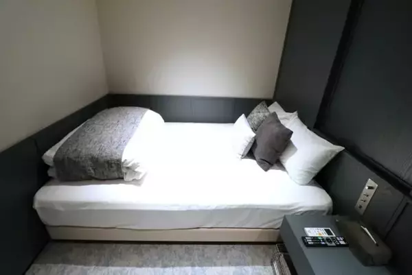 「【名古屋】鉄道の世界観をまとうホテル「R Hotel Nagoya Station」が開業｜夜行列車のコンパートメントのような個室空間」の画像