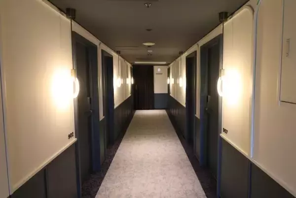 「【名古屋】鉄道の世界観をまとうホテル「R Hotel Nagoya Station」が開業｜夜行列車のコンパートメントのような個室空間」の画像