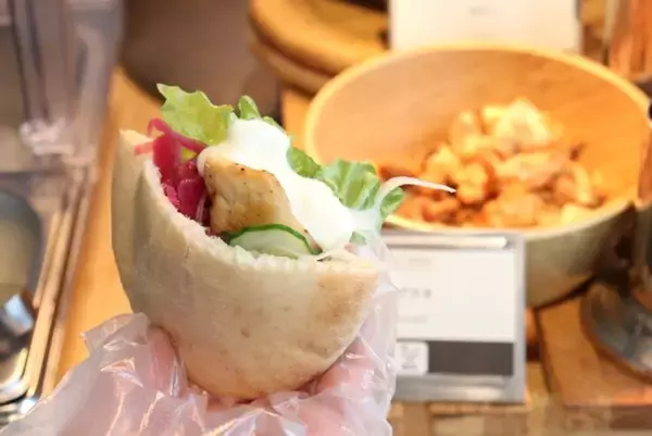 「ストリングスホテル 名古屋 シェフズライブキッチン「地中海フェア～豊かな海の恵みと魅惑の苺スイーツ～」開催中」の画像
