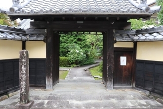 岐阜で茶道の奥深さに触れる旅。伊奈波の古刹「法東山極楽寺」でお点前を体験