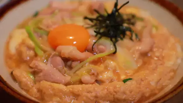 「トロふわ卵の最高峰！ 赤坂の名店が誇る“日本一の親子丼”」の画像