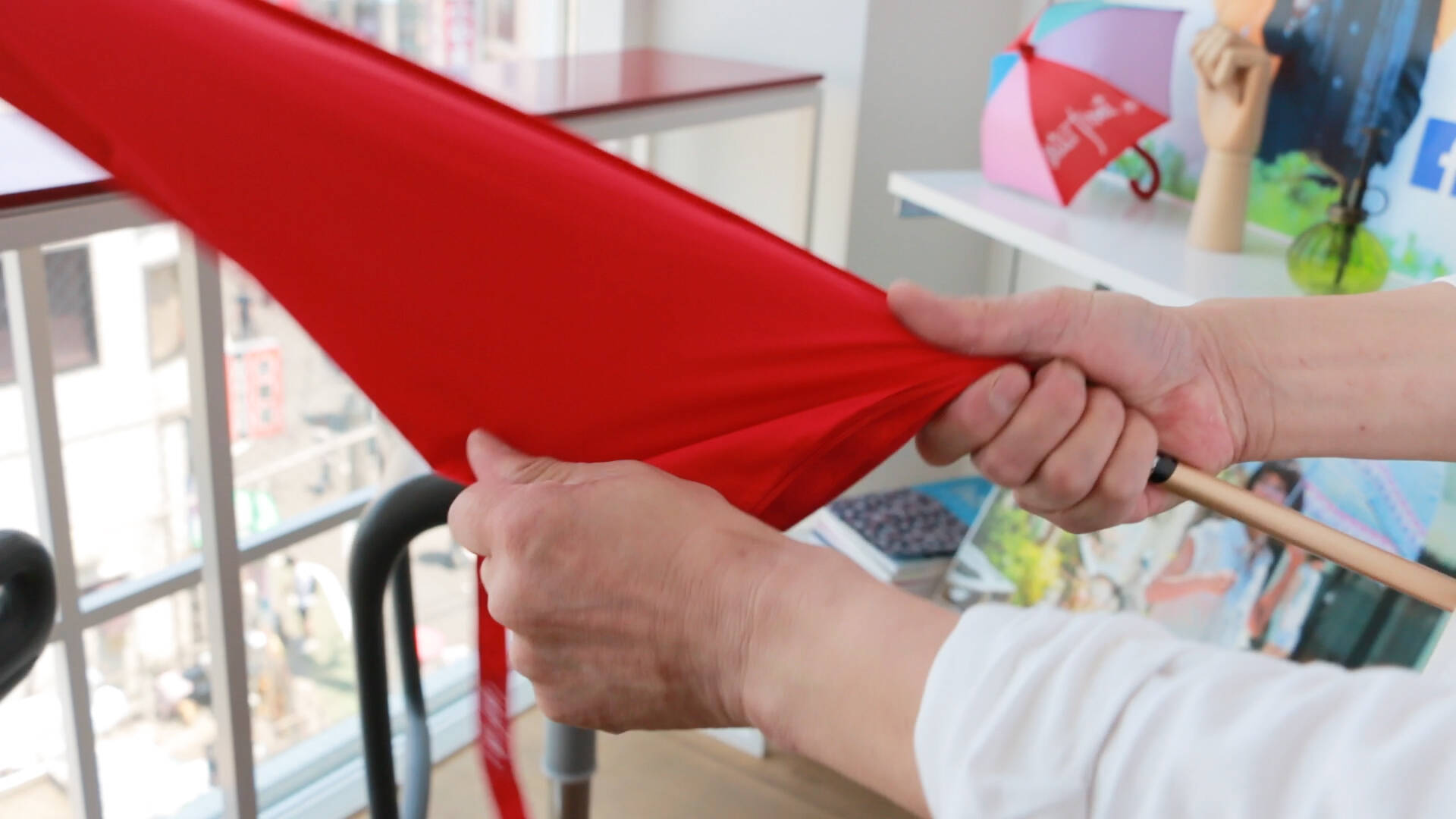 もうグチャグチャにならない 簡単キレイな傘のたたみ方 18年3月日 エキサイトニュース