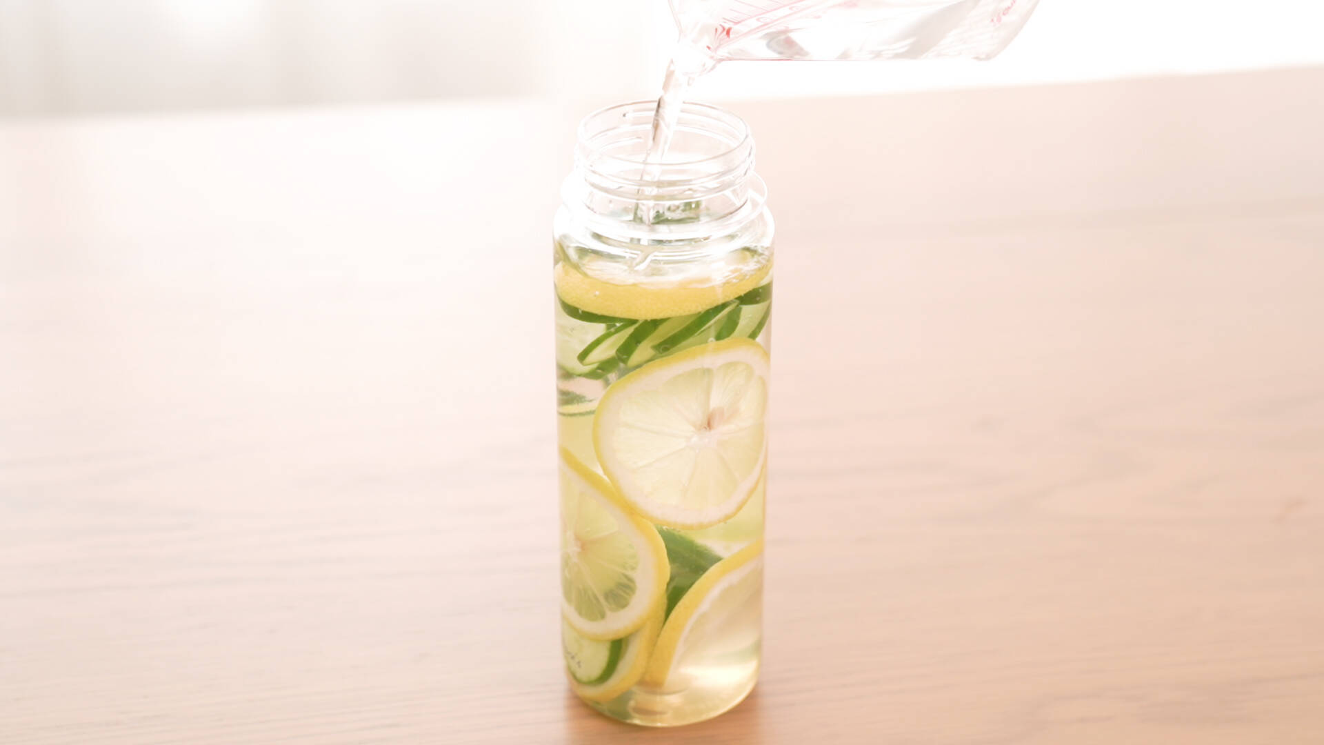 たったの3ステップ レモンが香るデトックスウォーターの作り方 18年8月22日 エキサイトニュース