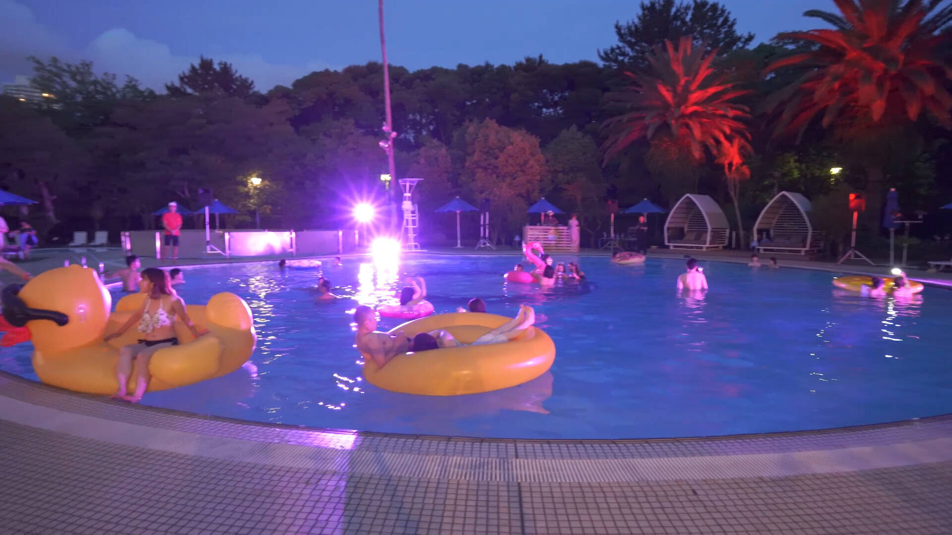 Snsで話題沸騰 一度は行きたいホテルの贅沢ナイトプール 17年8月10日 エキサイトニュース