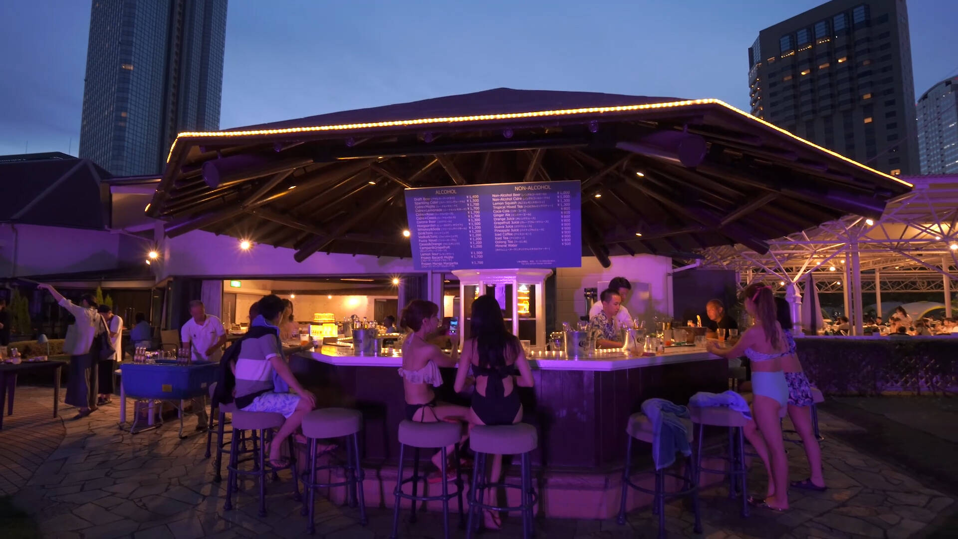 Snsで話題沸騰 一度は行きたいホテルの贅沢ナイトプール 17年8月10日 エキサイトニュース