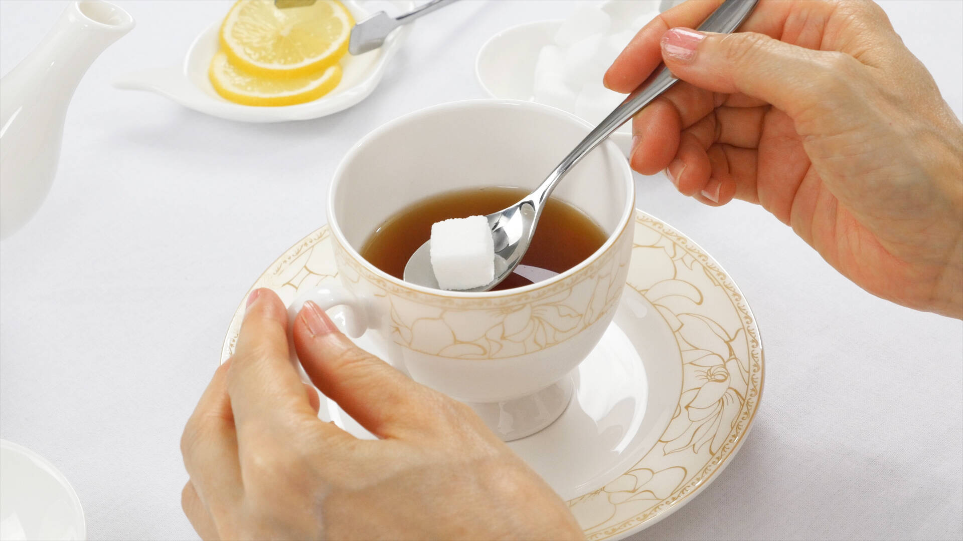 両手で飲むのはng 知ればよりエレガントになれる 紅茶 の飲み方 18年3月29日 エキサイトニュース