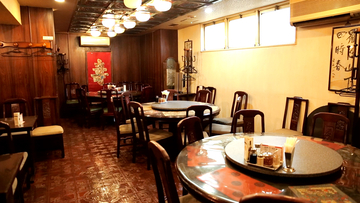 有楽町の高架沿いで名を馳せる、老舗の広東料理店