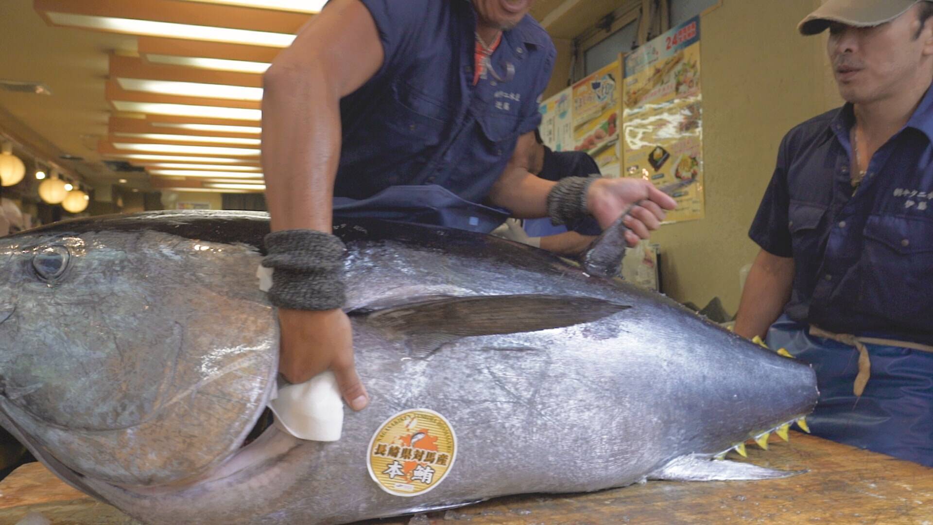 マグロの解体ショーも開催 築地場外市場のお寿司屋さん 19年8月13日 エキサイトニュース