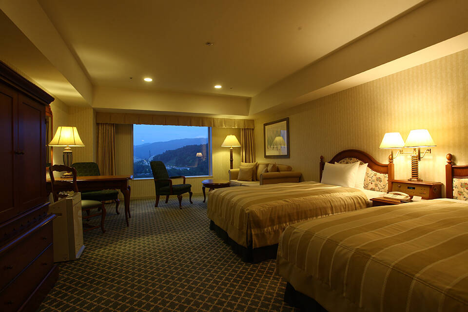 北アルプスを望む「ホテルアソシア高山リゾート」の展望露天風呂