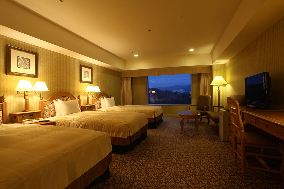 北アルプスを望む「ホテルアソシア高山リゾート」の展望露天風呂