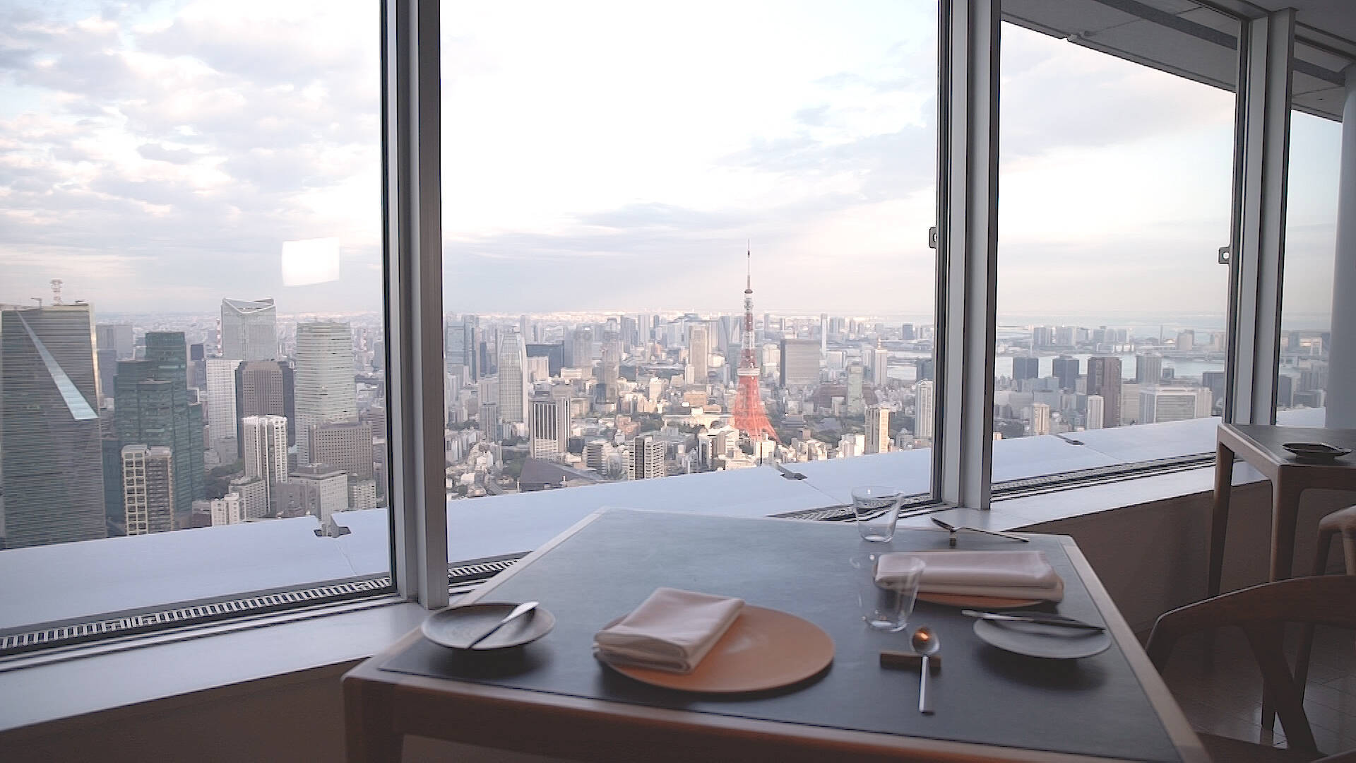 東京タワーとスカイツリーを眺めるロマンチックディナー 17年12月21日 エキサイトニュース