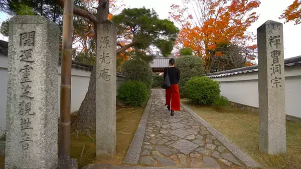 丸い窓からのぞく秋の景色。京都の紅葉名スポット「源光庵」