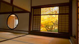 「丸い窓からのぞく秋の景色。京都の紅葉名スポット「源光庵」」の画像2