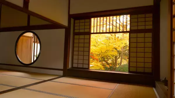 「丸い窓からのぞく秋の景色。京都の紅葉名スポット「源光庵」」の画像